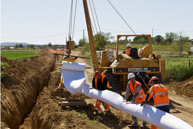 Pose de canalisations gaz haute pression aux abords de l'autoroute A9 à Montpellier - photo : Philippe Dureuil 