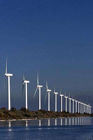 Photographie d'éolienne alignée au bord de la mer