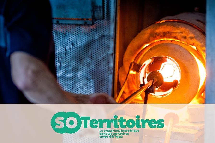 Photo : getty Images (usine de fabrication de verre) - logo soTerritoires